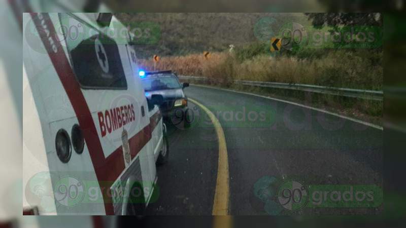 Tres heridos al chocar un “vocho” y un tráiler en Juárez, Michoacán - Foto 2 
