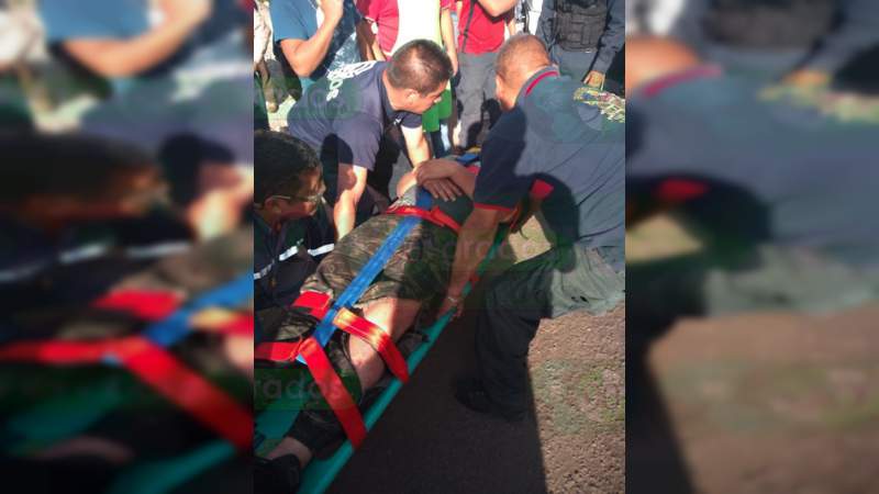 Se accidenta una combi en Zitácuaro; hay cuatro lesionados - Foto 1 