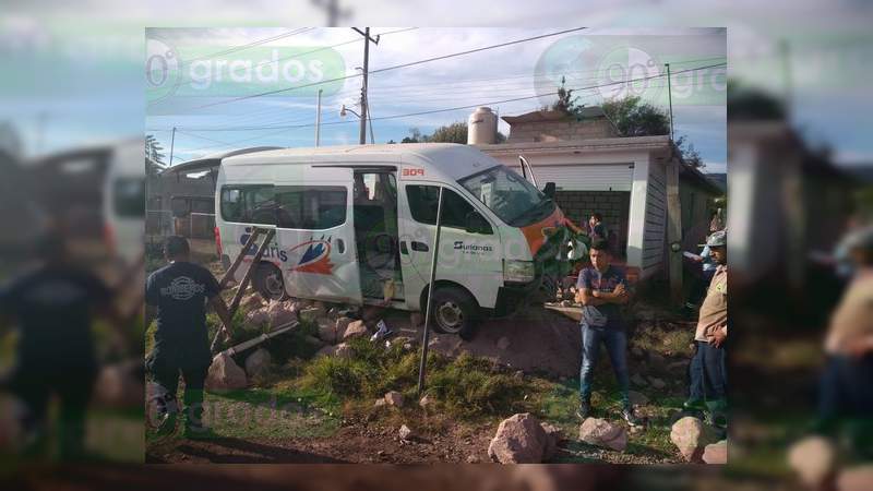 Se accidenta una combi en Zitácuaro; hay cuatro lesionados - Foto 2 