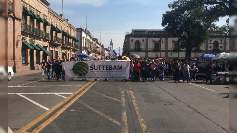 Primer contingente de la marcha llega al Centro Histórico 