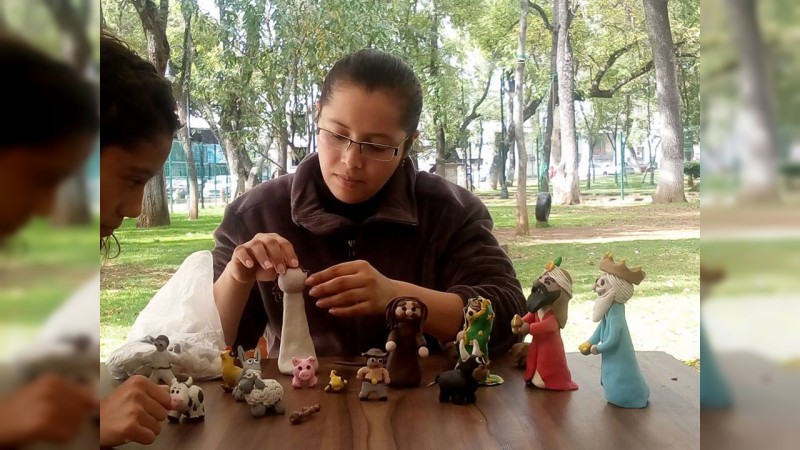 Nora Luna coordina el Taller de Elaboración de Figuras Para el Nacimiento en la Bibliotequita del Bosque - Foto 0 