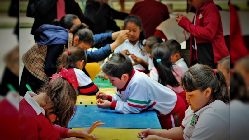 Nora Luna coordina el Taller de Elaboración de Figuras Para el Nacimiento en la Bibliotequita del Bosque - Foto 1 