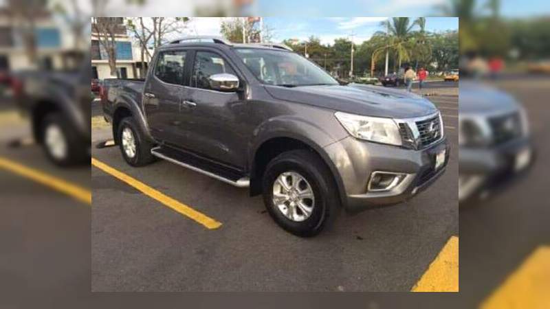 Delincuentes le quitan su camioneta a un conductor y su familia en Uruapan 