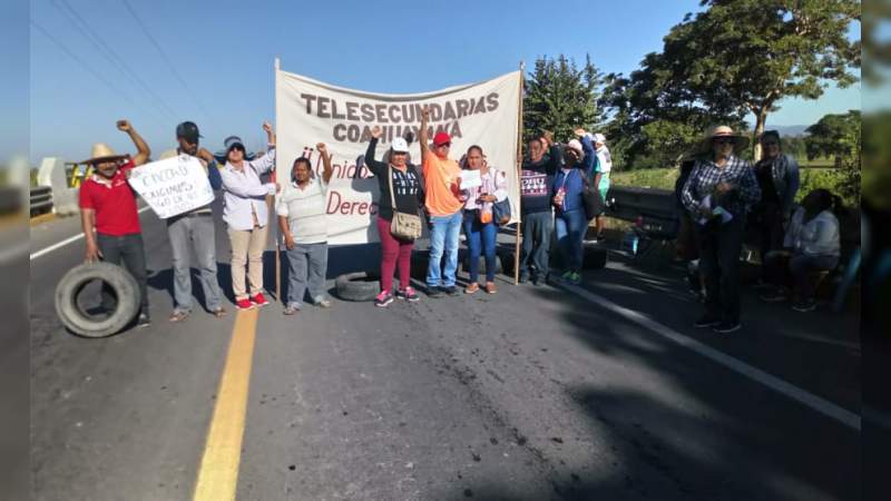 CNTE inicia bloqueos carreteros en Michoacán 