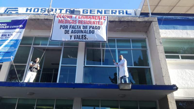 Médicos residentes del Hospital Civil de Morelia de brazos caídos 