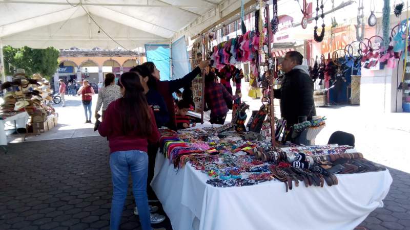 Realiza el Movimiento Antorchista su feria artesanal con artesanos purépechas en Pátzcuaro, Mich 