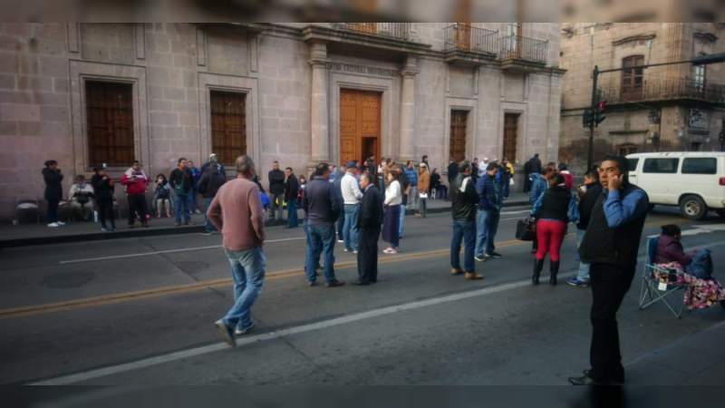 Mantiene SUEUM su plantón en la avenida Madero 