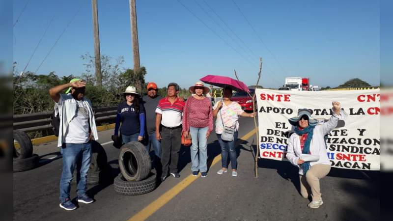 CNTE bloquea el puente de Coahuayana 