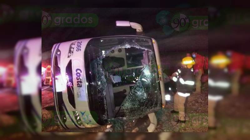 Vuelca autobús en la carretera Iguala - Teloloapan 