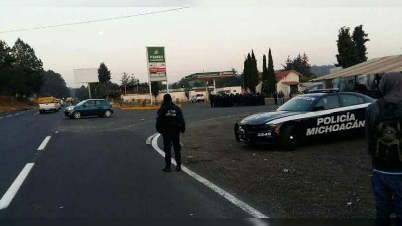 CNTE bloquea el crucero de Chupícuaro 
