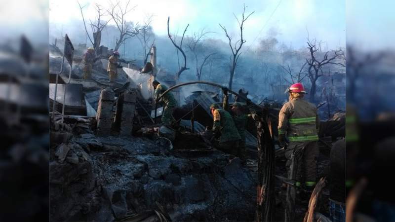 Incendio en Zihuatanejo deja sin hogar a 300 personas 