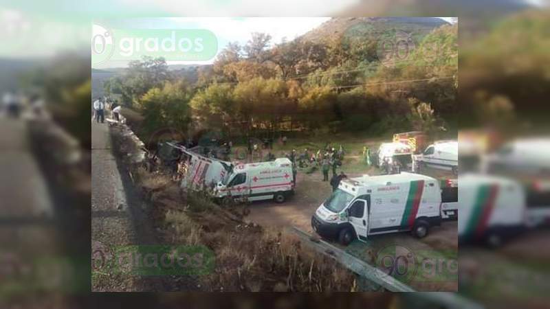Siete muertos y 24 heridos al accidentarse autobús en San Luis Potosí - Foto 2 