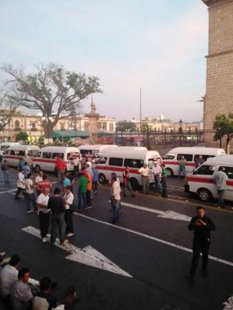 Bloquean transportistas la avenida Madero, en el Centro Histórico de Morelia - Foto 1 