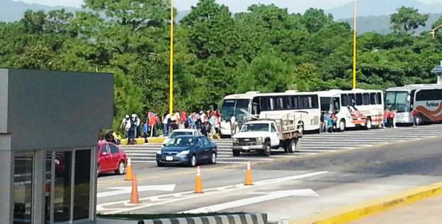 Detienen a más de 50 normalistas durante toma de caseta en Zirahuén 