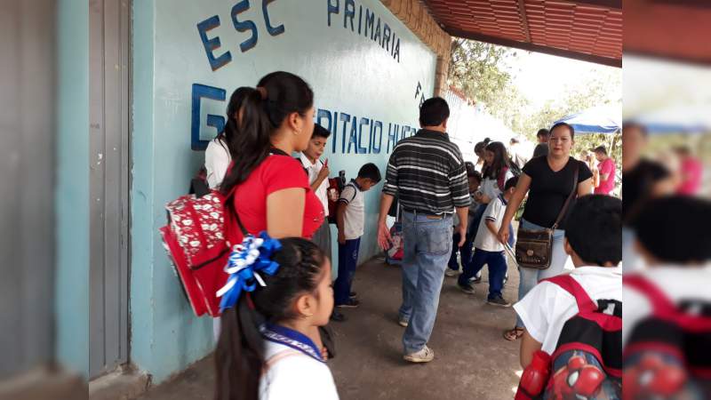 Retornan a las aulas 71 mil alumnos de la región Apatzingán 
