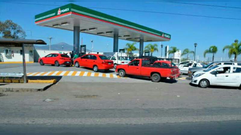 Llegan tres pipas de gasolina magna a Morelia 