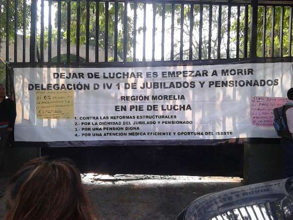 Manifestantes bloquean Secretaría de Finanzas en Morelia - Foto 1 