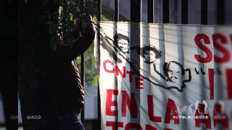 CNTE toma oficinas de rentas en Michoacán 