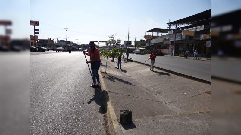 Alcaldesa de Lázaro Cárdenas, Michoacán pone en marcha campaña de limpieza - Foto 0 