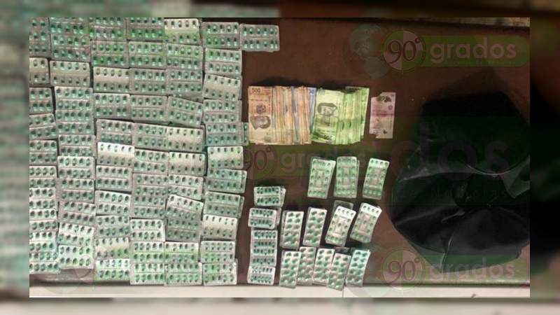 Michoacán: Detienen a un hombre en posesión de  570 litros de diésel  y 2 mil 500 pastillas psicotrópicas - Foto 1 