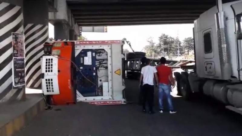 Vuelca trailer en Morelia, Michoacán   