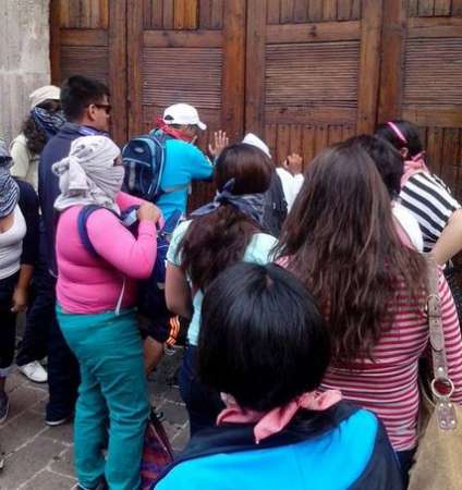 Normalistas ingresan por la fuerza a Palacio de Gobierno de Morelia - Foto 1 
