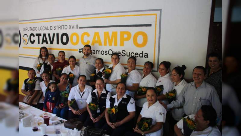 Octavio Ocampo se reúne con enfermeras y enfermeros en Huetamo - Foto 0 