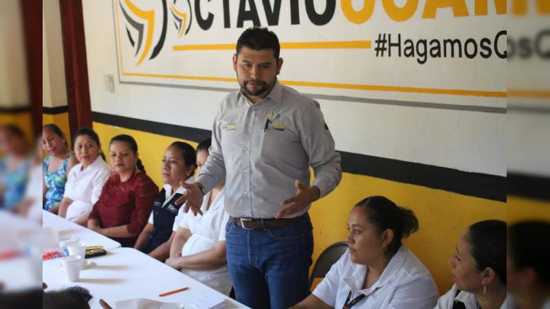 Octavio Ocampo se reúne con enfermeras y enfermeros en Huetamo - Foto 1 