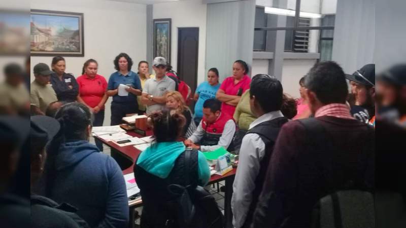 Solicitan docentes de Uruapan el pago atrasado de su apoyo económico 