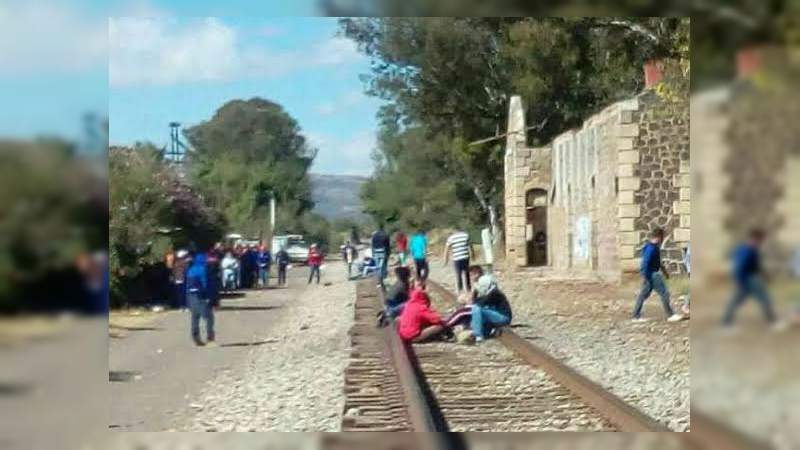Normalistas realizan bloqueo en las vías del tren de Tiripetío 