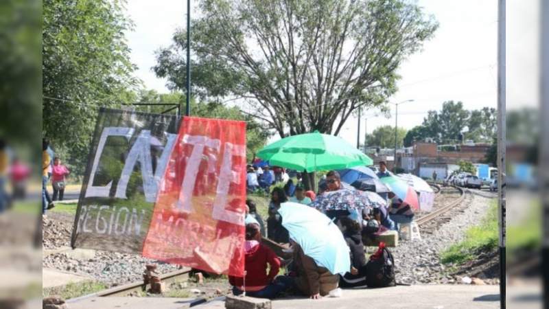 CNTE se manifiesta en las vías férreas de Uruapan 