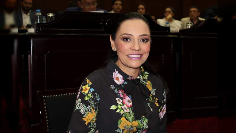 Reforzará Adriana Hernández el programa de entrega de lentes gratuitos 