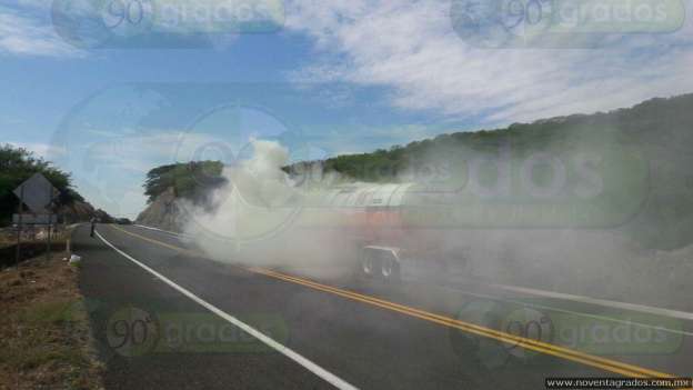Se incendia pipa con combustible sobre la autopista Siglo XXI