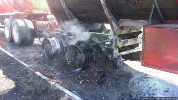Se incendia pipa con combustible sobre la autopista Siglo XXI