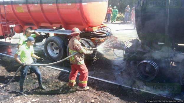 Se incendia pipa con combustible sobre la autopista Siglo XXI