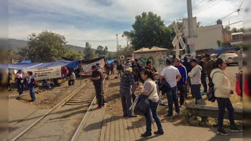 Maestros bloquean las vías del tren en diversas regiones de Michoacán 