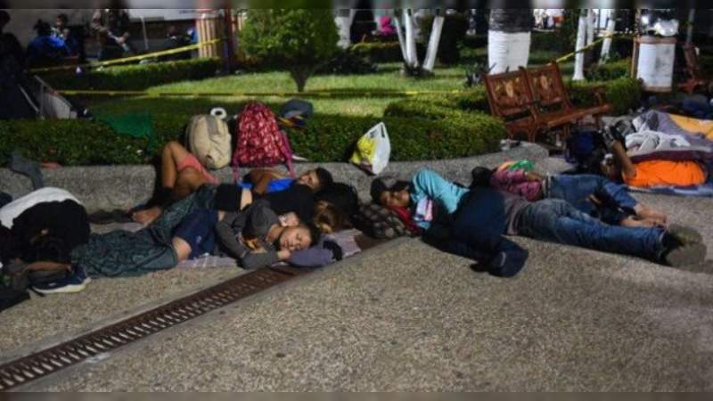 Migrantes centroamericanos avanzan de Chiapas hacia Oaxaca 