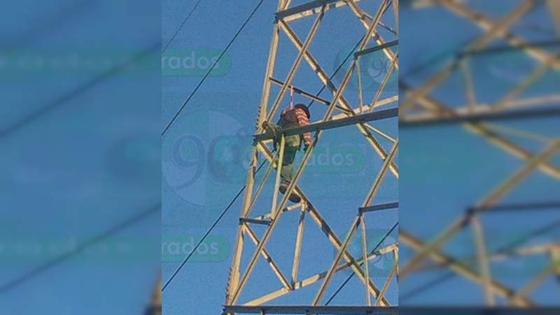 Localizan a un hombre colgado en torre de electricidad en Indaparapeo - Foto 0 