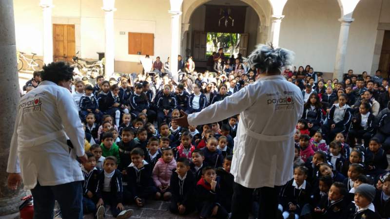 Con espectáculo de payasos, divulgadores de la ciencia deleitaron a pequeños de Cuitzeo y Santa Ana Maya 