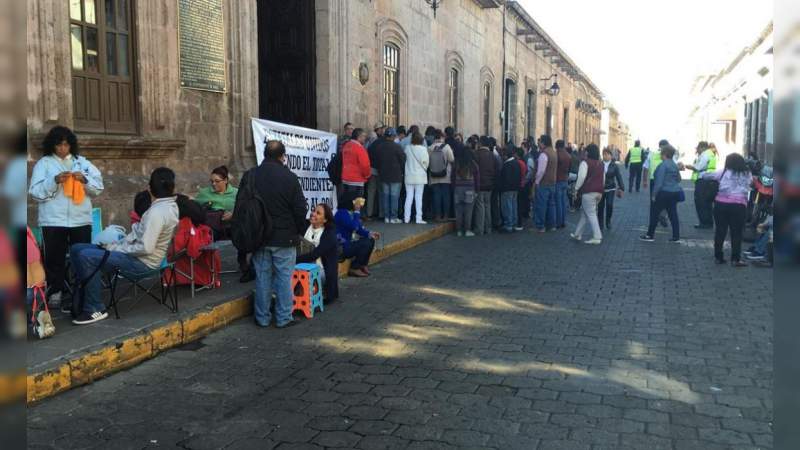 Profesores se manifiestan en Palacio Municipal de Morelia 