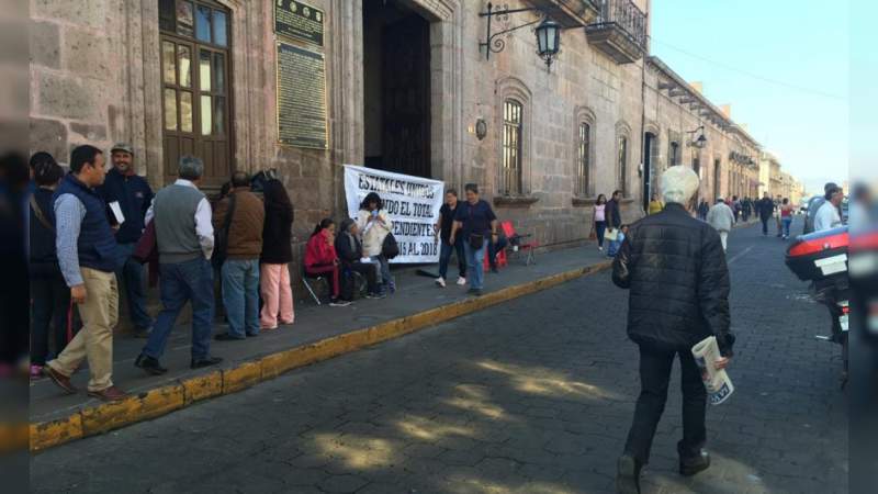 Profesores vuelven a tomar Palacio Municipal de Morelia 