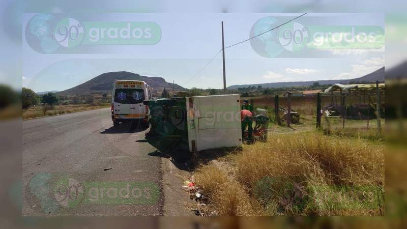 Vuelca camioneta en la carretera Maravatío – Ciudad Hidalgo 