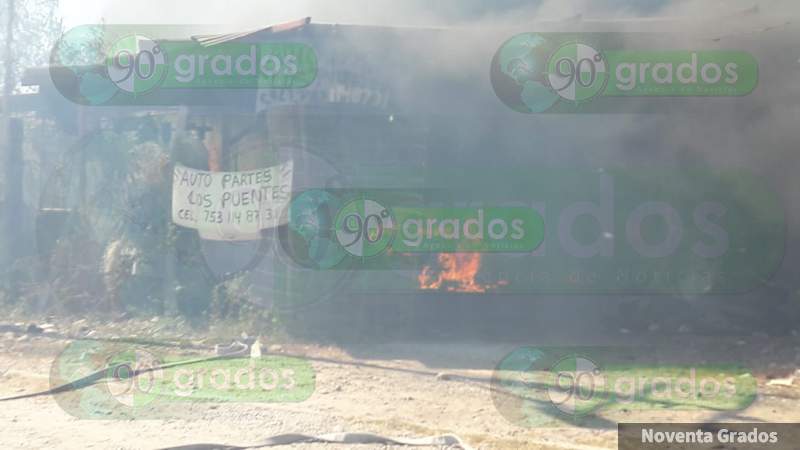 Se incendia negocio de autopartes en Lázaro Cárdenas, Michoacán - Foto 1 