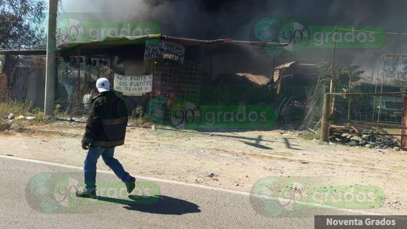 Se incendia negocio de autopartes en Lázaro Cárdenas, Michoacán - Foto 2 