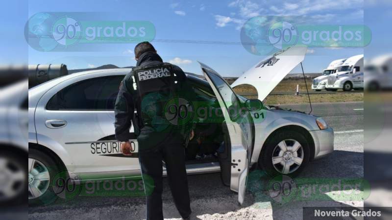 Detienen a dos con auto robado y cinco kilos de meth en Guanajuato - Foto 1 