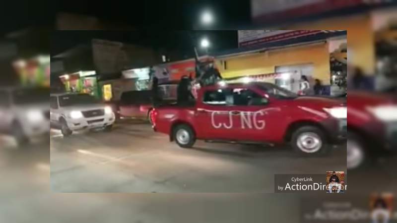 Graban convoy del CJNG paseando en calles de Michoacán 