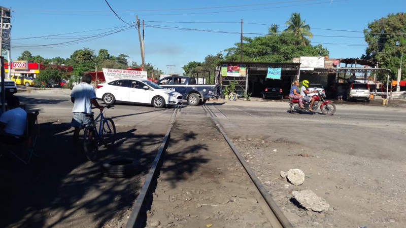 Por falta de pago de bonos, la CNTE vuelve a bloquear las vías del tren en LC - Foto 0 