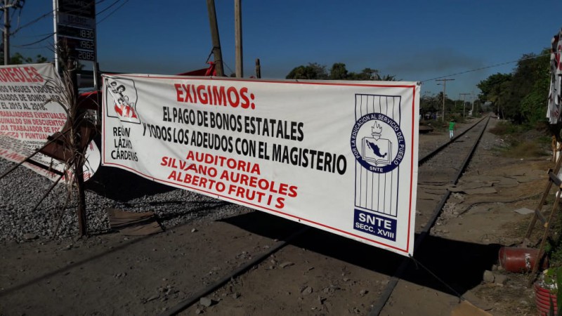 Por falta de pago de bonos, la CNTE vuelve a bloquear las vías del tren en LC - Foto 1 