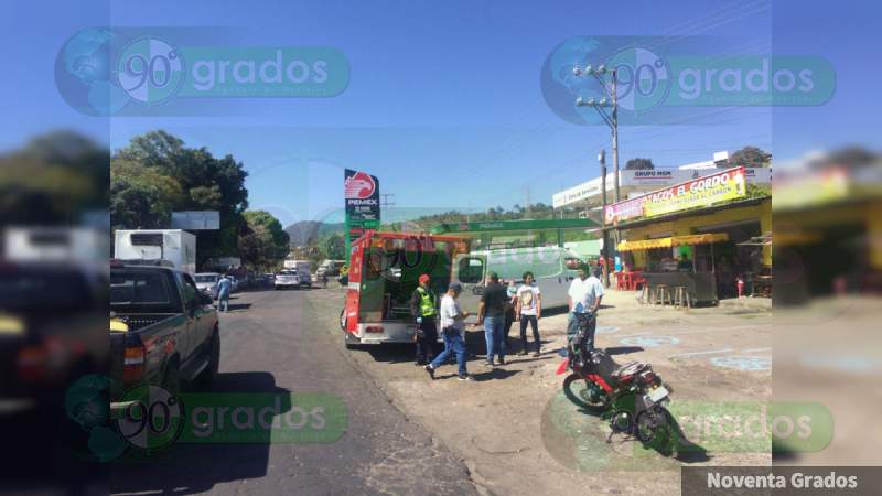 Motosicarios rafaguean a pasajeros de un automóvil en Uruapan; el chofer muere  - Foto 1 
