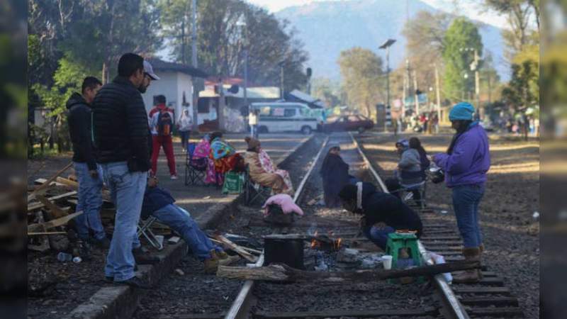CNTE vuelve a tomar las vías del tren en Lázaro Cárdenas 